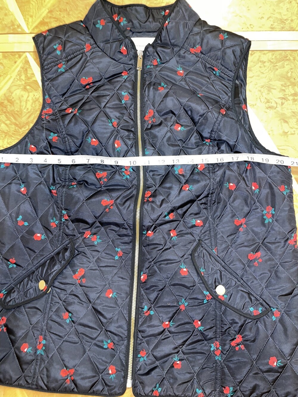 Charter Club Black & Red Floral Quilted Puffer Vest Size Large Like New - Picture 10 of 11